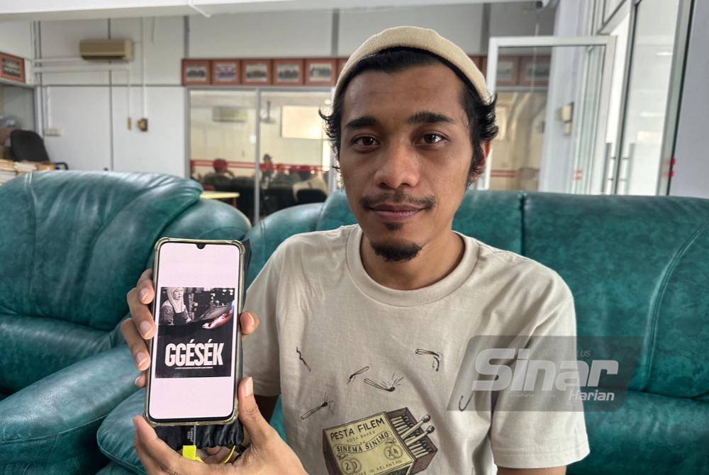 Ali Aiman menunjukkan poster filem ‘Ggesek’ yang akan ditayangkan pada Jumaat.