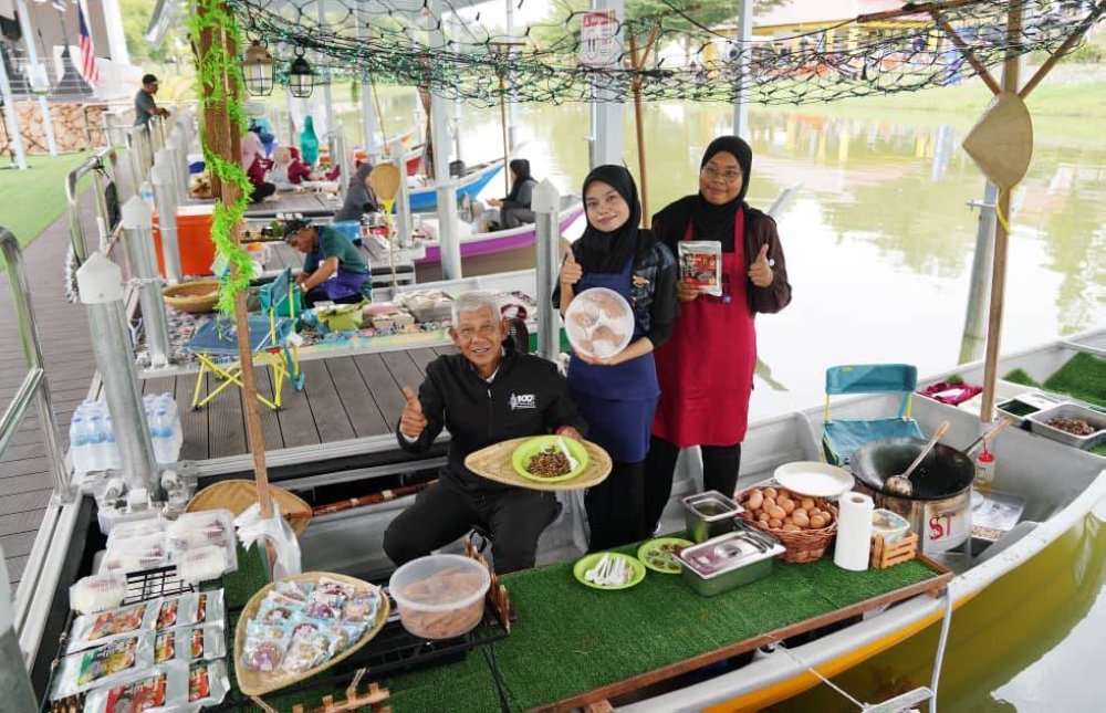 Hamdan bergambar di Floating Market D&#039;Laman LKIM pada MAHA 2024.