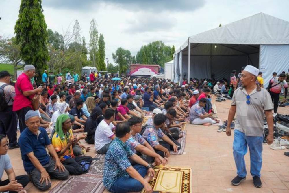 Tempat solat Jumaat yang disediakan oleh pihak Sekretariat MAHA 2024 tidak selesa.