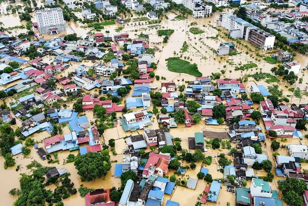 Kawasan penempatan yang ditenggelami banjir di Thai Nguyen, Vietnam akibat &#039;amukan&#039; Yagi.