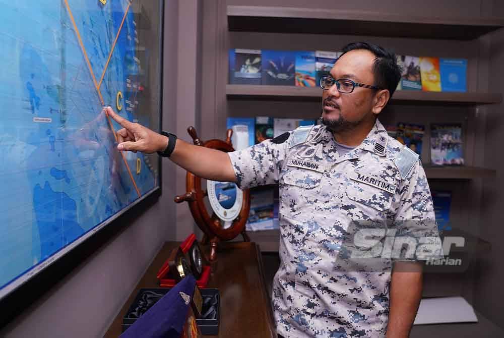 Abdul Muhaimin menunjukkan perairan di negeri Selangor yang menjadi fokus untuk memerangi pelbagai jenayah maritim.