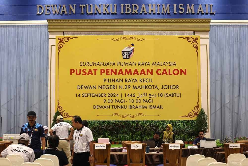 Petugas Suruhanjaya Pilihan Raya (SPR) dan pihak berkaitan melakukan persiapan menjelang hari penamaan calon sempena PRK DUN Mahkota di Dewan Tunku Ibrahim Ismail pada Jumaat. Foto Bernama