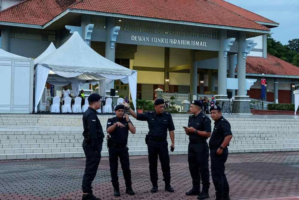 Anggota Polis Diraja Malaysia (PDRM) berkawal di Pusat Penamaan Calon Pilihan Raya Kecil (PRK) bagi Dewan Undangan Negeri (DUN) N.29 Mahkota di Dewan Tunku Ibrahim Ismail, pada Sabtu. Foto Bernama