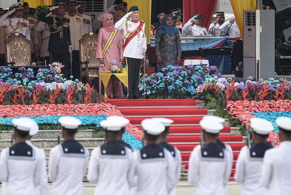 Yang di-Pertuan Agong Sultan Ibrahim berkenan memberi tabik hormat kepada perarakan panji-panji semasa Istiadat Perarakan Panji-Panji Yang di-Pertuan Agong sempena Ulang Tahun Hari Keputeraan Baginda di Dataran Pahlawan, Presint 1, pada Sabtu. Turut berangkat Raja Permaisuri Agong Raja Zarith Sofiah. Foto Bernama