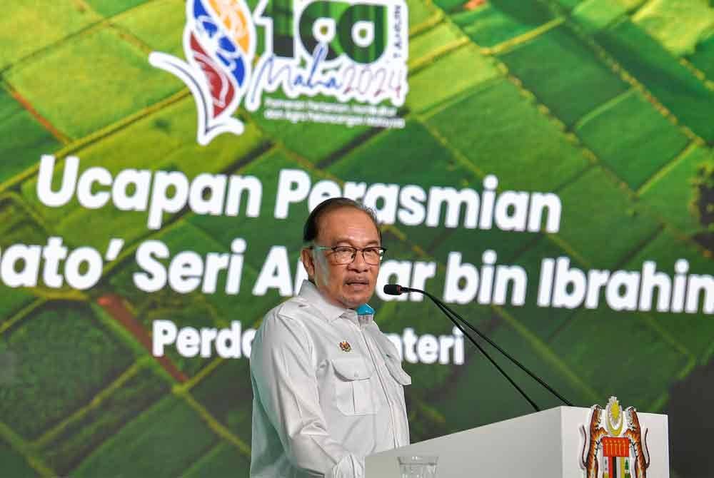 Perdana Menteri Datuk Seri Anwar Ibrahim menyampaikan ucapan pada Majlis Perasmian 100 Tahun Pameran Pertanian, Hortikultur dan Agro pelancongan Malaysia (MAHA) 2024 di MAEPS, pada Sabtu. Foto Bernama