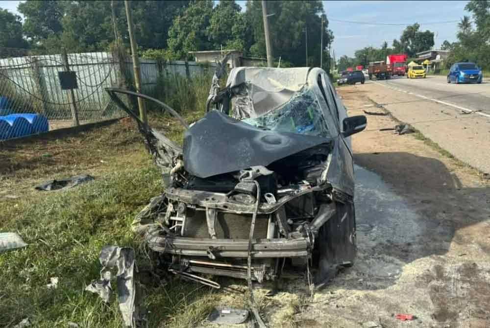 Keadaan kereta dipandu mangsa selepas terbabit kemalangan melibatkan tiga kenderaan di Kilometer 44, Jalan Kuantan-Kemaman di sini pada Sabtu.Pix Fb Polis Trafik Kuantan.