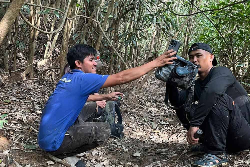 Gambar yang dikongsi Mohd Azmir ketika sudah menemui beg miliknya menerusi hantaran di Facebook pada Jumaat.