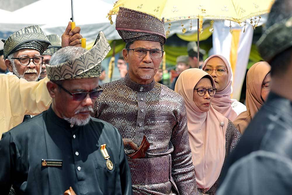 Istiadat pertabalan atau ‘Kerjan’ Undang Luak Rembau yang baharu, Datuk Sedia Raja Abd Rahim Yassin berlangsung penuh istiadat di kediamannya di Taman Rembau Utama pada Sabtu. Foto Bernama