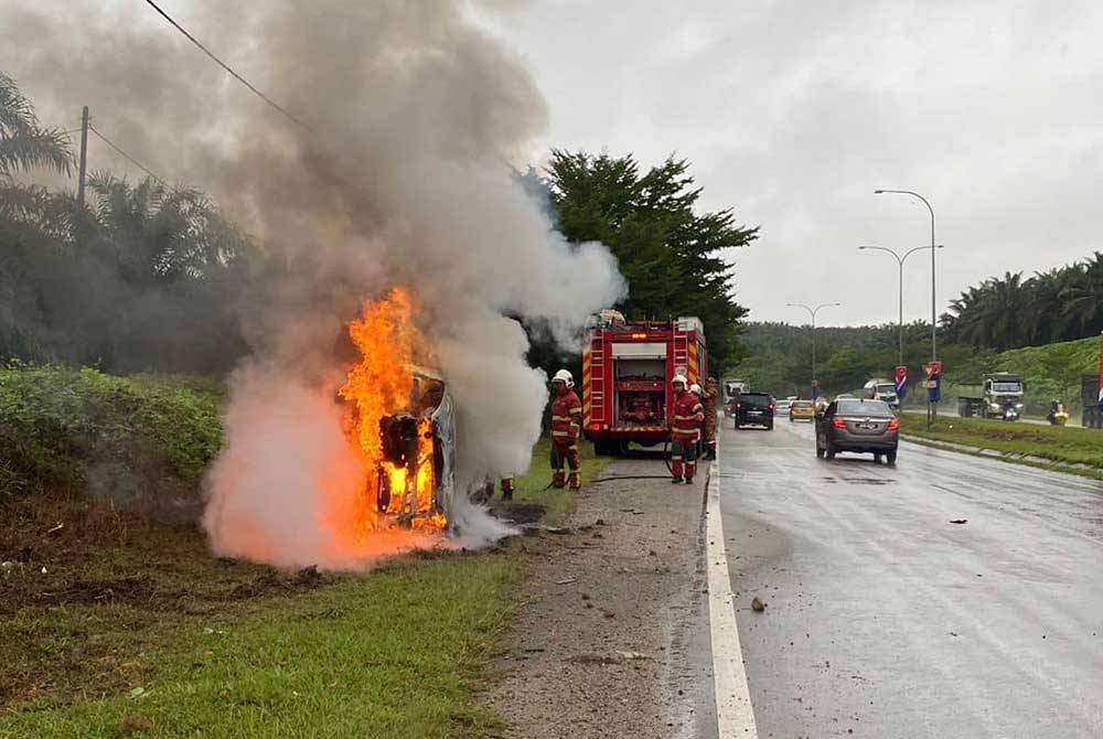 Kenderaan yang terbakar di Jalan Kota Tinggi-Johor Bahru berhampiran Taman Seri Saujana, Kota Tinggi pada pagi Sabtu. Foto Balai Bomba dan Penyelamat Kota Tinggi