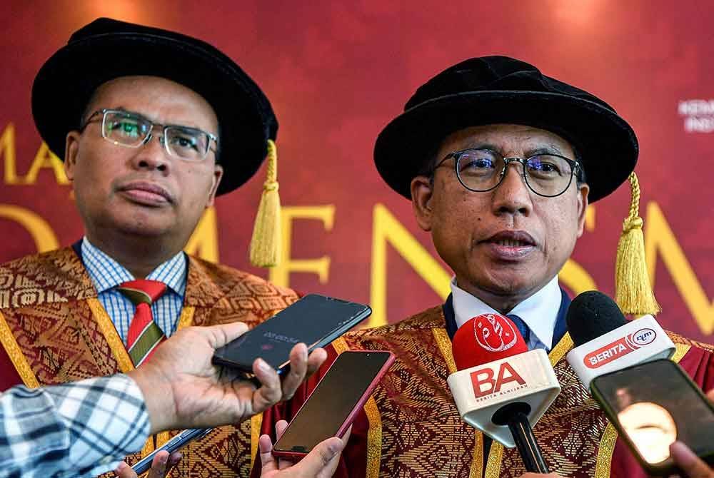 Azman (kanan) bercakap kepada pemberita semasa sidang media sempena Majlis Komensmen Ke-23 Institut Aminuddin Baki di Dewan Tuanku Canselor Universiti Sains Islam Malaysia pada Sabtu. Foto Bernama