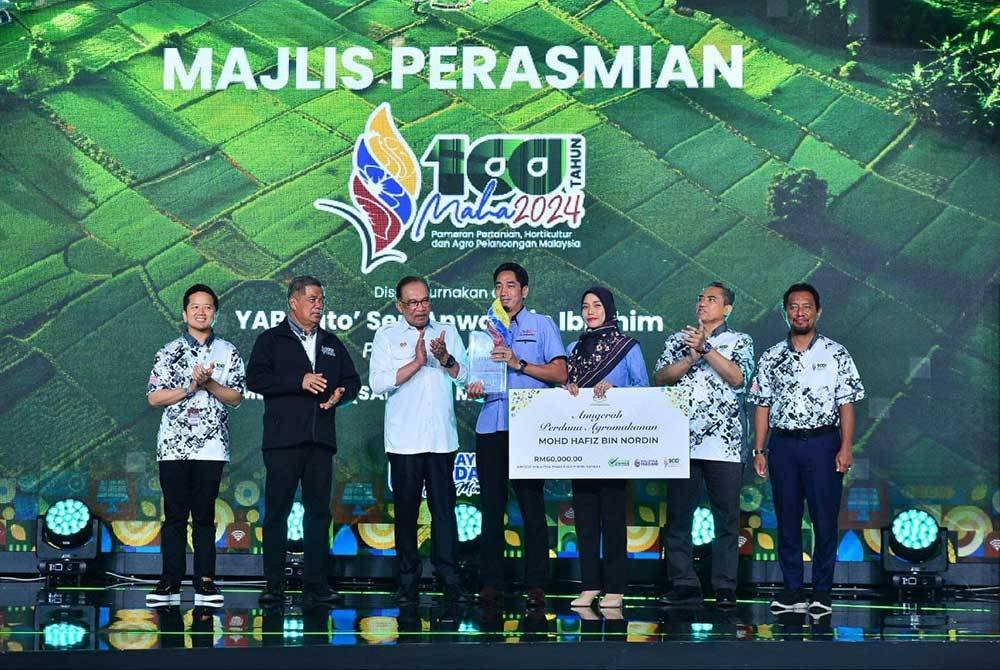 Dari kiri: Arthur, Mohamad, Anwar menyampaikan Anugerah Perdana Agromakanan kepada Mohd Hafiz Nordin pada majlis perasmian MAHA 2024 pada Sabtu. - FOTO: SINAR HARIAN/ASRIL ASWANDI SHUKOR.