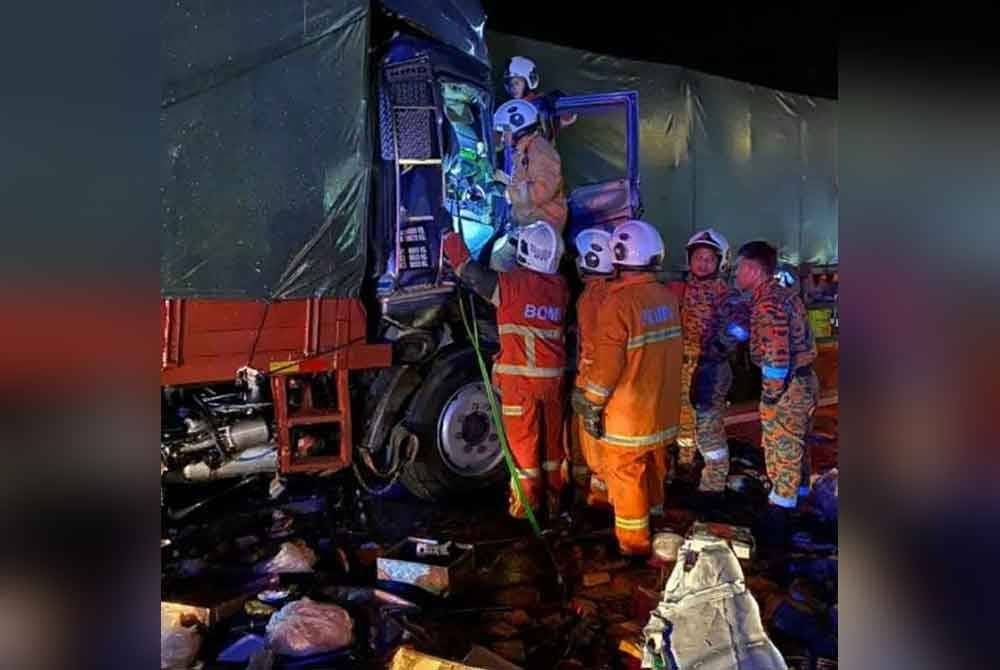 Anggota Bomba dan Penyelamat sedang mengeluarkan pemandu yang cedera dalam kemalangan.