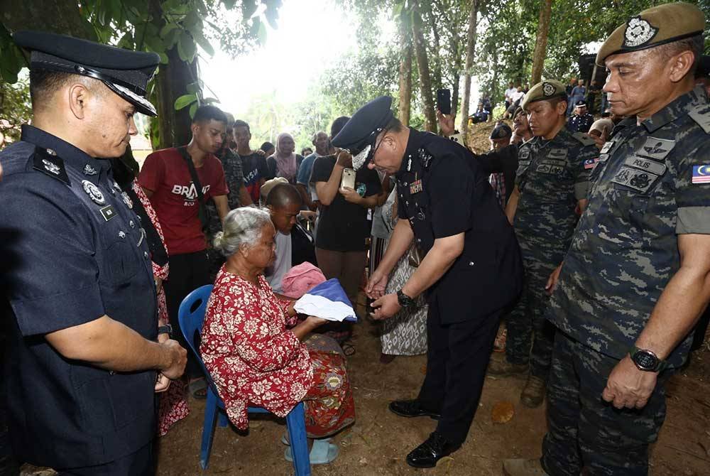 Zulkafli menyerahkan Jalur Gemilang kepada balu mendiang, Krig pada Istiadat Pengkebumian Negeri mendiang Apot Saad.