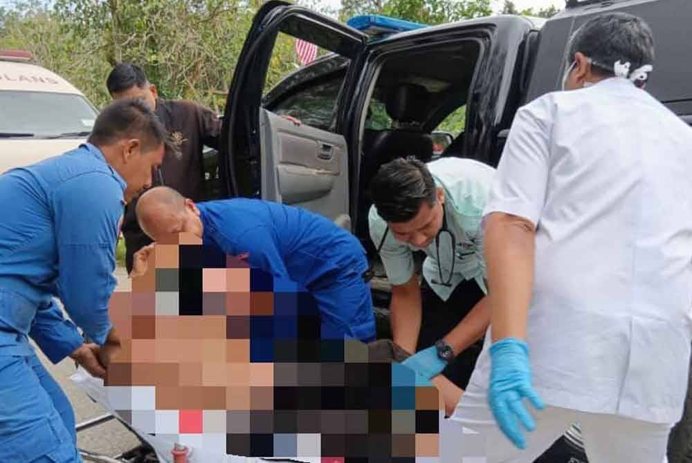 Mangsa dihantar ke Hospital Sik dengan bantuan anggota Balai Bomba dan Penyelamat (BBP) Sik dan Angkatan Pertahanan Awam Malaysia (APM) Sik pada petang Jumaat. FOTO APM