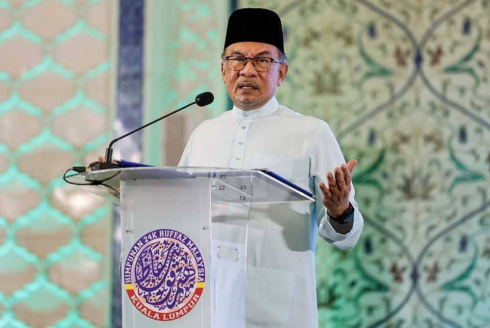 Anwar menyampaikan ucapan pada Majlis Himpunan 24,000 Huffaz Malaysia di Masjid Wilayah Persekutuan pada Sabtu. Foto Bernama