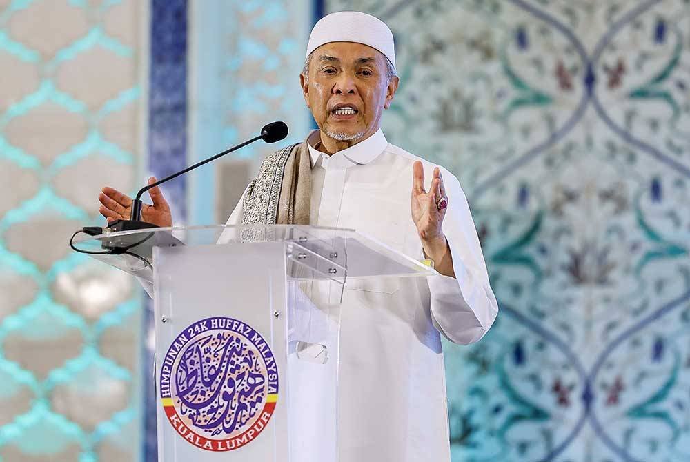 Ahmad Zahid menyampaikan ucapan pada Majlis Himpunan 24,000 Huffaz Malaysia di Masjid Wilayah Persekutuan pada Sabtu. Foto Bernama