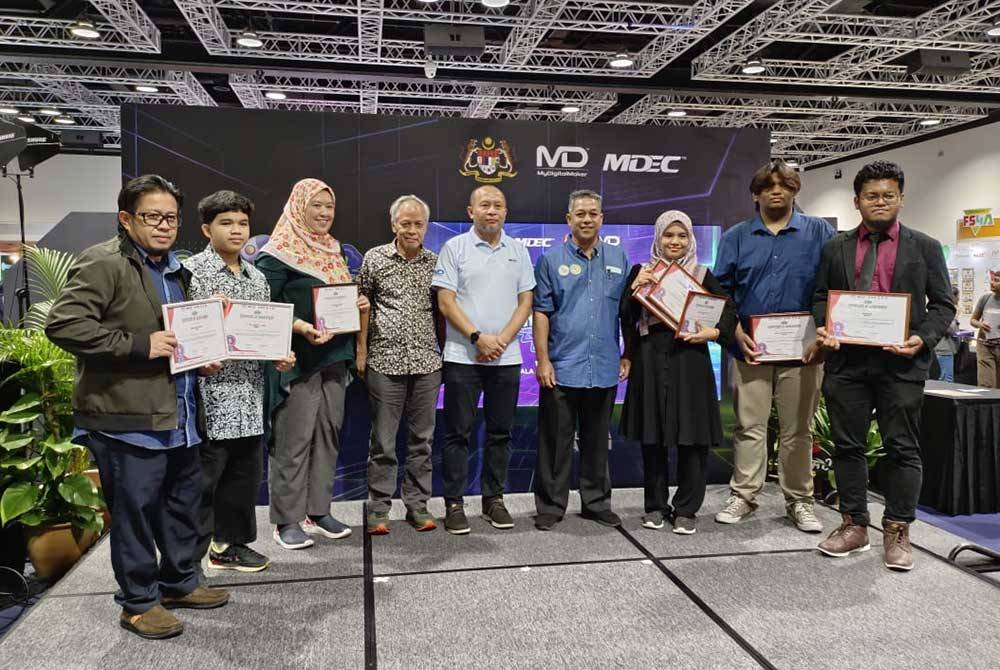 Muhammad Nasir (empat dari kiri) bersama pemenang pada majlis pengumuman pemenang dan penyampaian hadian yang berlangsung di Kuala Lumpur Convention Center (KLCC) pada Sabtu.