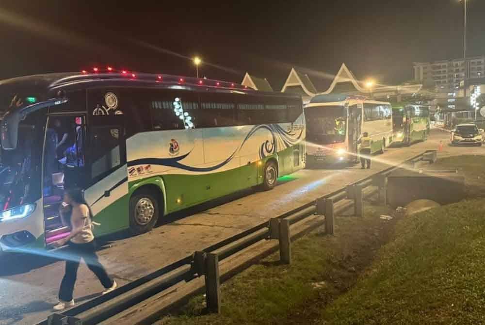 Operasi khas yang menyasarkan bas ekspres dan bas persiaran di Plaza Tol Juru. Foto JPJ Pulau Pinang