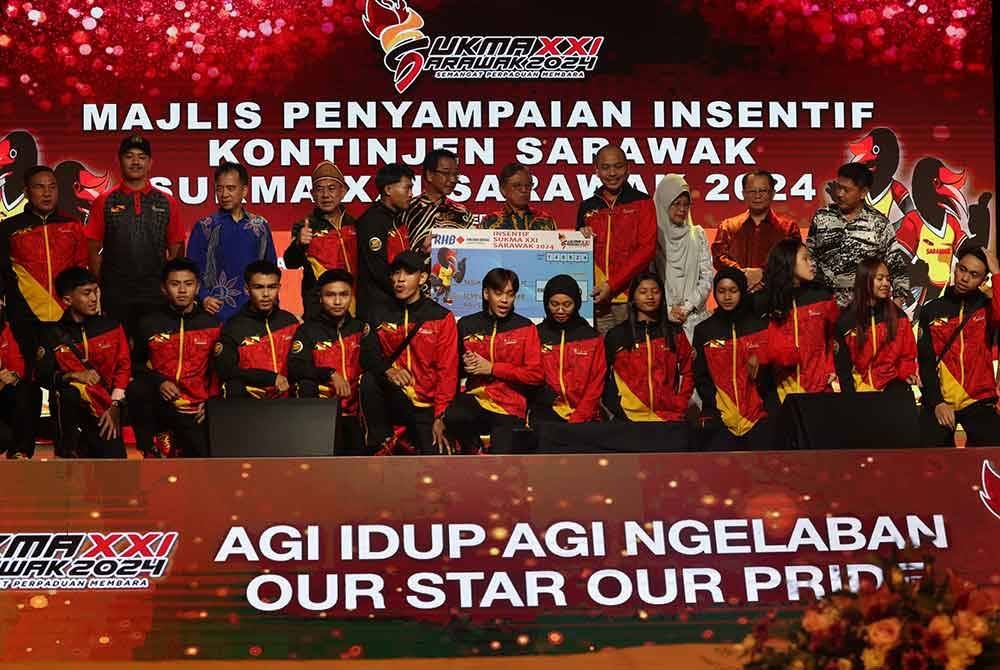 Abang Johari menyampaikan replika cek pada Majlis Penyampaian Insentif kontinjen Sukma 2024 Sarawak pada malam Sabtu. Foto Bernama