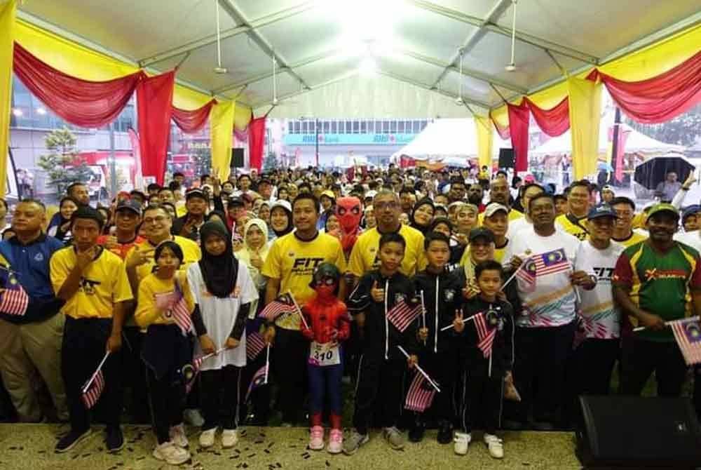 Mohd Najwan (lapan dari kiri) pada Program Fit Malaysia Selangor di Padang Laman Seni Safari Jejak Warisan.