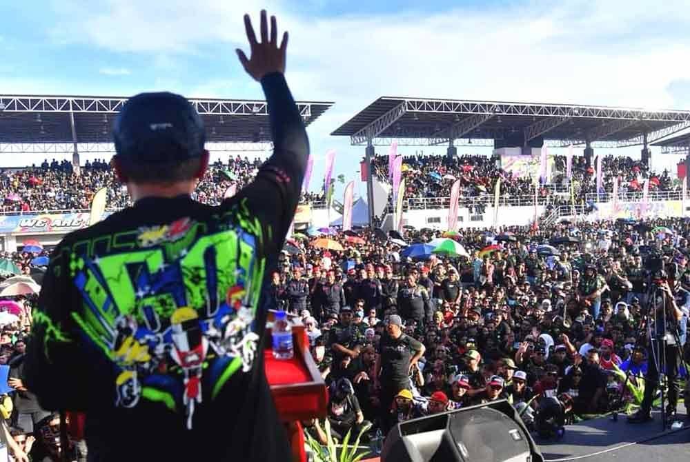 Ahmad Samsuri melambai kepada peserta Himpunan RXZ Members 6.0 di Litar Permotoran Terengganu, Gong Badak di Kuala Nerus pada Sabtu.