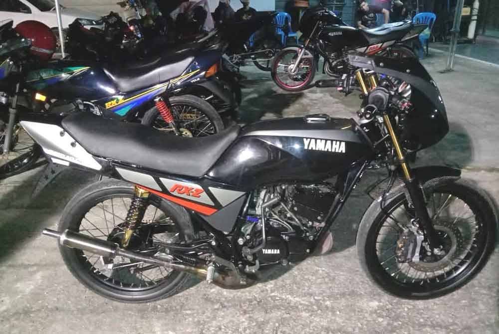 Antara motosikal Yamaha RXZ yang disita kerana melakukan kesalahan mengubahsuai komponen yang menyalahi undang-undang.