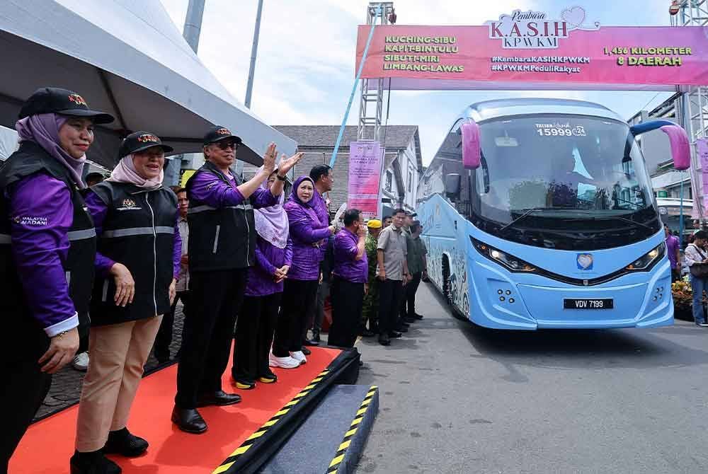 Abang Johari (tiga dari kiri) melakukan pelepasan Kembara Kasih Kementerian Pembangunan Wanita, Keluarga dan Masyarakat (KPWKM) 2024 di Waterfront Sarawak hari ini. Foto Bernama