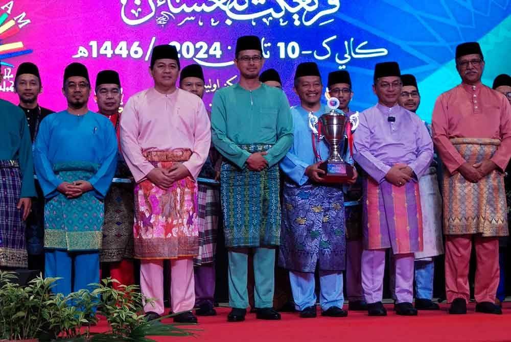 Mohd Fared (empat kanan), bersama Kontinjen Johor yang muncul juara keseluruhan