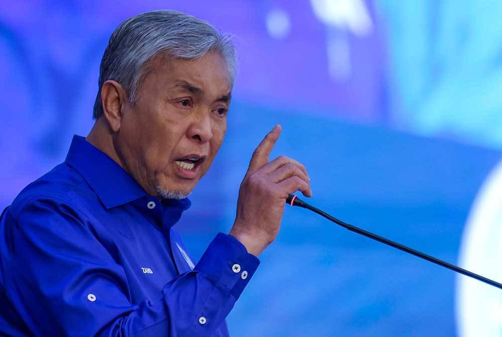 Ahmad Zahid yang juga Presiden Barisan Nasional menyampaikan ucapan perasmian ketika hadir pada Perhimpunan Agung MIC ke- 78 di Pusat Konvensyen IDCC, pada Ahad. Foto Bernama