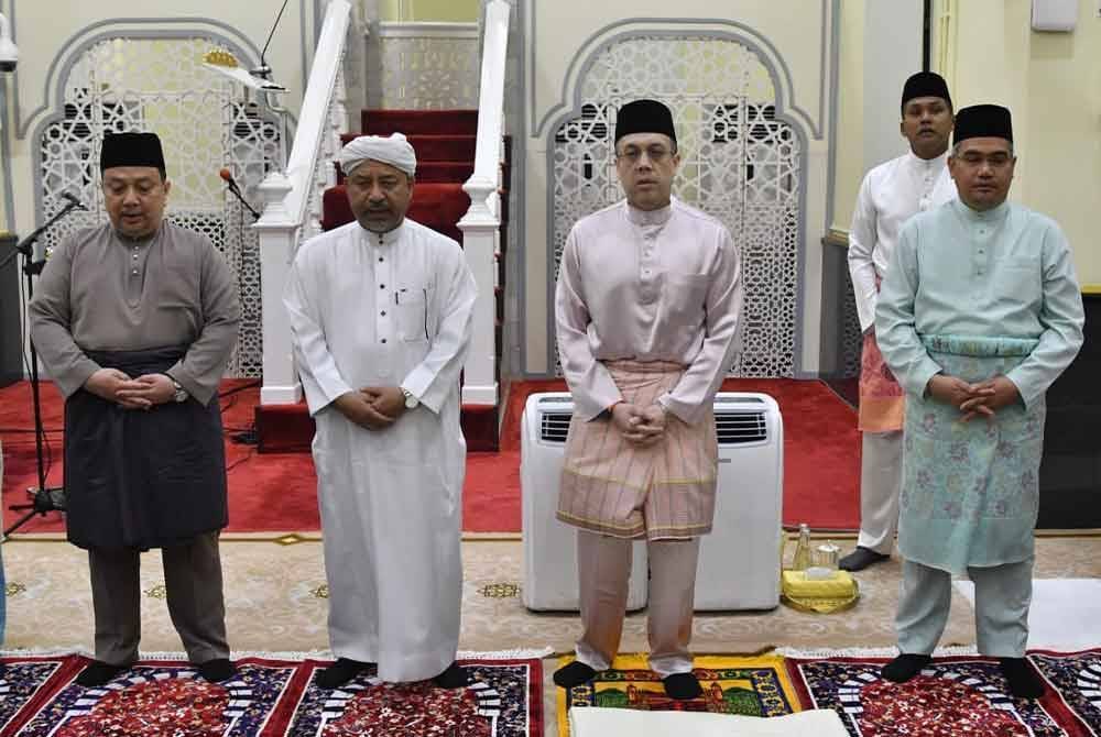 Tengku Muhammad Fakhry (dua,kanan) tiba di Masjid Jamek Muhammadi sempena Majlis Sambutan Maulidur Rasul Peringkat Negeri Kelantan