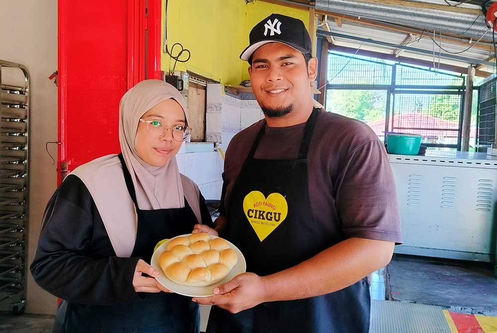 Afiqrul Fattah dan Nur Ain Jazlina menunjukkan roti paung yang dihasilkan di cawangan kedainya di Beserah, Kuantan.