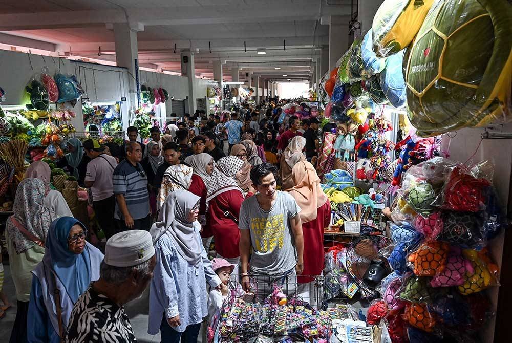 Orang ramai terutama pengunjung dari luar negeri mengambil kesempatan mengunjungi Pasar Kedai Payang untuk membeli- belah sempena cuti persekolahan semasa tinjauan, pada Ahad. Foto Bernama