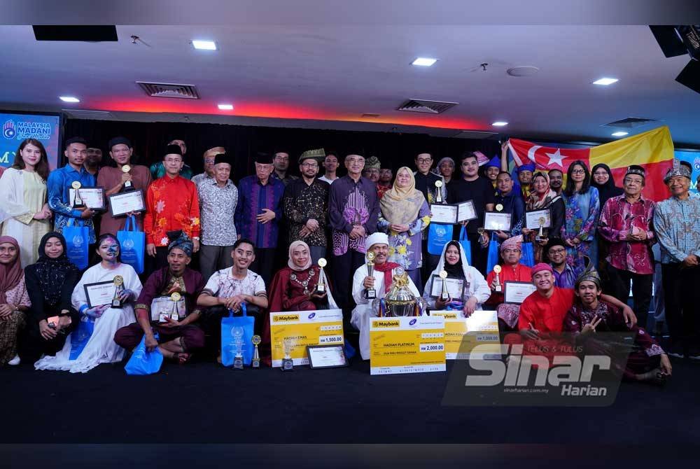 Mohd Ali bergambar bersama peserta Majlis Sayembara Deklamasi Puisi Artistik Hari Malaysia (SDPAHM) Peringkat Kebangsaan Tahun 2024 yang berlangsung di Kompleks Kumpulan Karangkraf pada Ahad. - FOTO: SINAR HARIAN / MOHD HALIM ABDUL WAHID