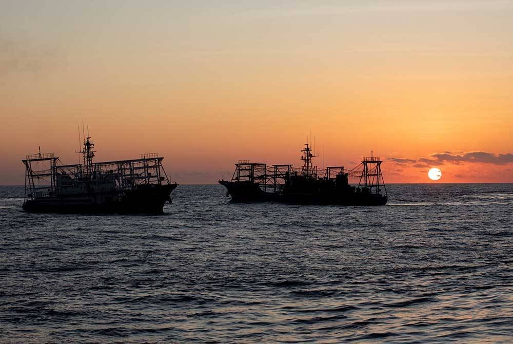 Kesemua mangsa di atas kapal malang itu diselamatkan ketika pengawal pantai menghantar helikopter dan kapal peronda ke tempat kejadian untuk operasi menyelamat. - Foto: Reuters