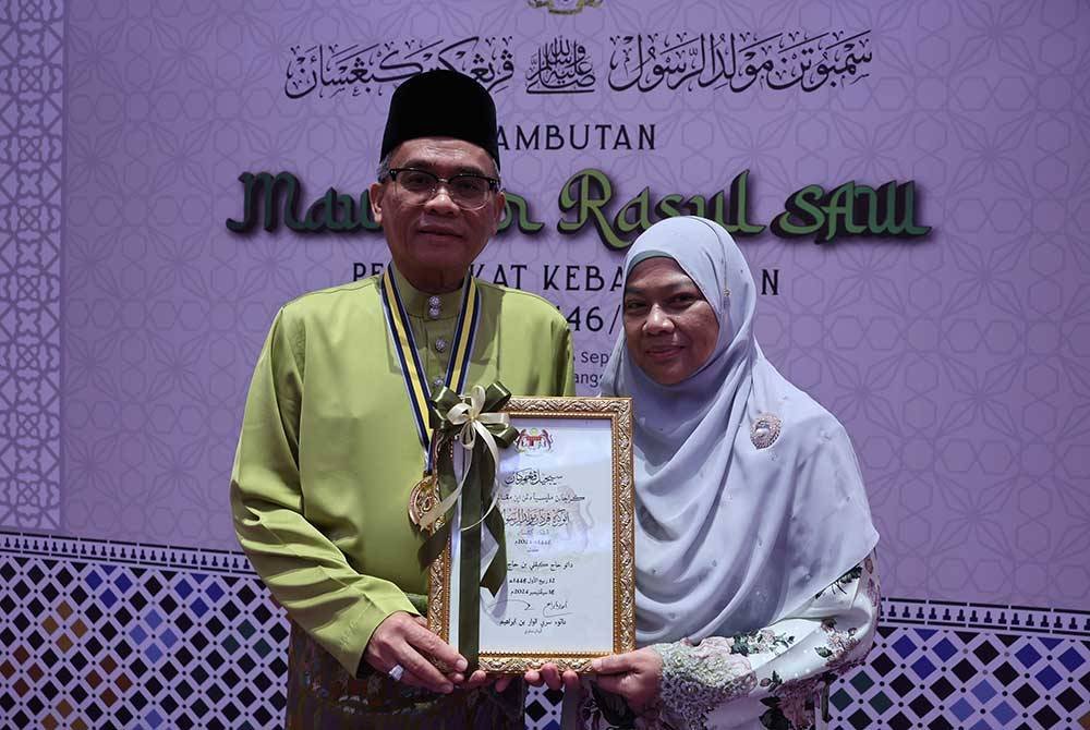 Kipli bersama isteri Datin Zarina Mohammed selepas menerima Anugerah Perdana Maulidur Rasul peringkat kebangsaan pada Majlis Sambutan Maulidur Rasul SAW Peringkat Kebangsaan Tahun 1446H/2024M di PICC hari ini. - Foto: Bernama