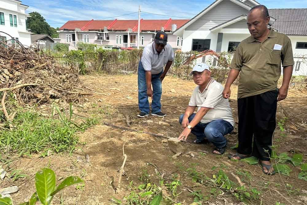 Antara batu nisan yang masih tinggal di kawasan Tanah Perkuburan Islam Mukim Pauh Panji di Kota Bharu.