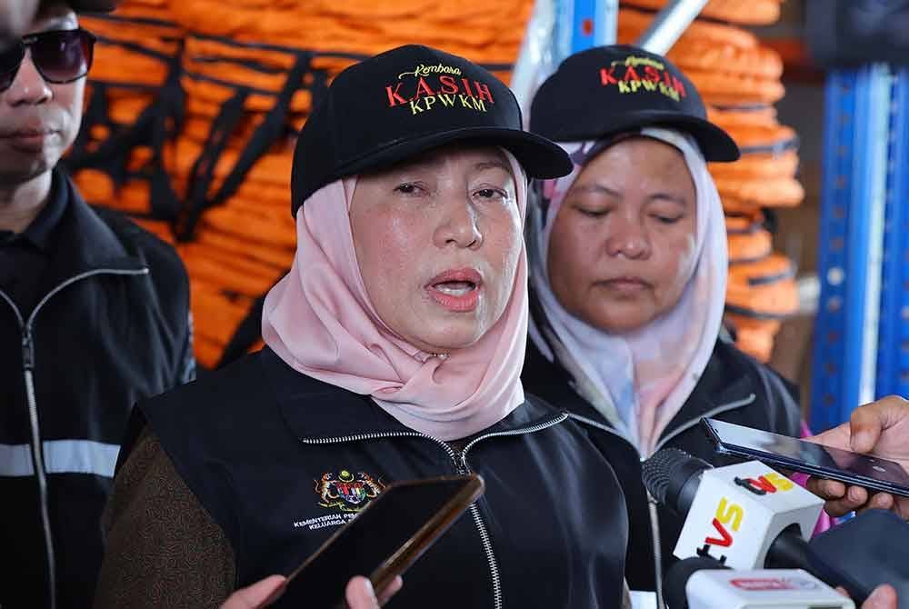 Nancy Shukri bercakap kepada media selepas melakukan lawatan di Depoh Simpanan Keperluan Bencana Samarahan sempena Kembara Kasih Kementerian Pembangunan Wanita, Keluarga dan Masyarakat (KPWKM) 2024 hari ini. - Foto: Bernama