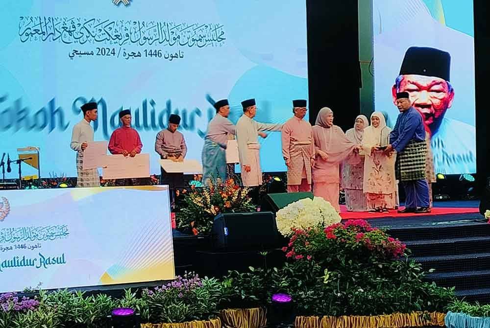 Al-Sultan Abdullah bersama Tunku Azizah menyampaikan anugerah kepada waris, Allahyarham Datuk Abdul Razak Abu yang dipilih sebagai Tokoh Maulidur Rasul sempena Sambutan Maulidur Rasul Peringkat Negeri Pahang 2024 di sini pada Isnin.