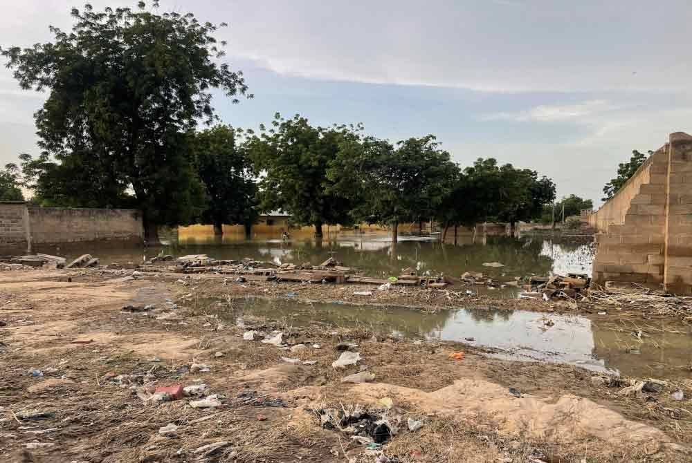 Keadaan di luar penjara selepas tembok penjara runtuh akibat banjir menyebabkan 281 banduan melarikan diri.