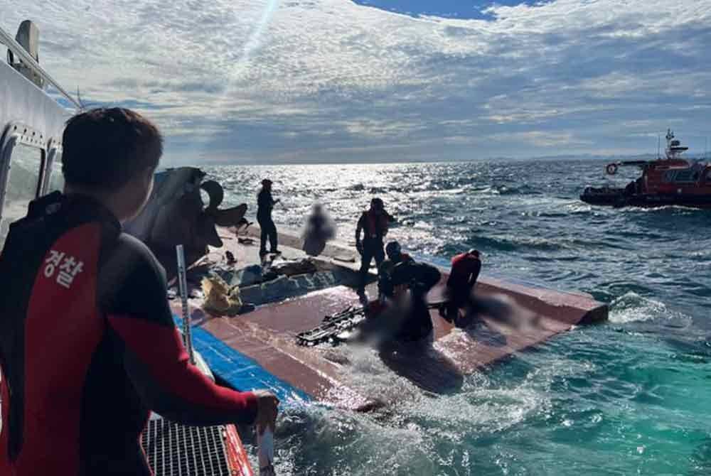 Kapal nelayan seberat 35 tan itu terbalik di bandar pelabuhan barat Gunsan kira-kira jam 7:36 pagi waktu tempatan. Foto Yonhap