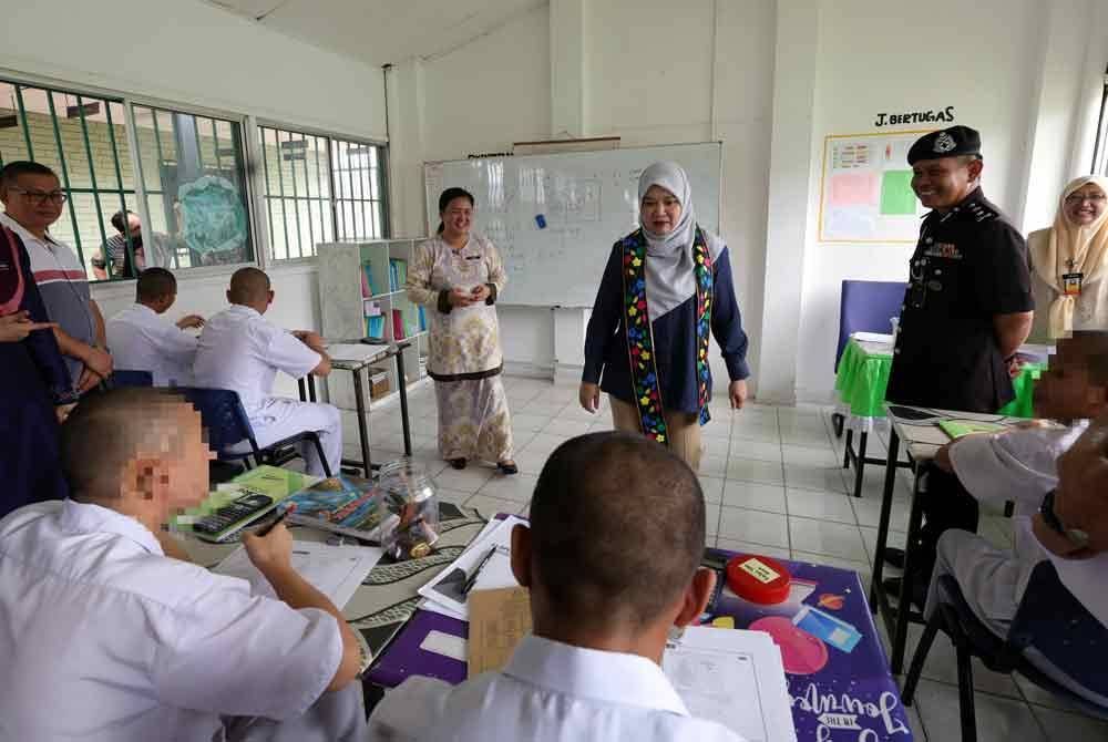 Fadhlina melawat sekolah Intergriti Penjara Kota Kinabalu, pada Isnin. Foto Bernama