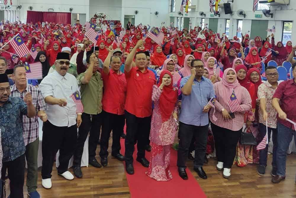 Rizam (tengah) bersama peserta bergambar semasa Majlis Sambutan Maulidur Rasul dan Program Jiwa Merdeka di IPP Sungai Kajang di sini pada Isnin.