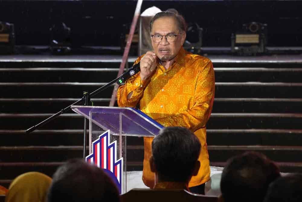 Anwar menyampaikan ucapannya pada Sambutan Hari Malaysia 2024 di Padang Merdeka, pada malam Isnin. Foto Bernama