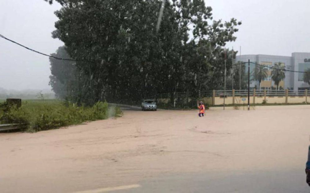 Tiga sungai di Kedah direkodkan melepasi paras bahaya dengan trend menaik setakat jam 10 malam ini.