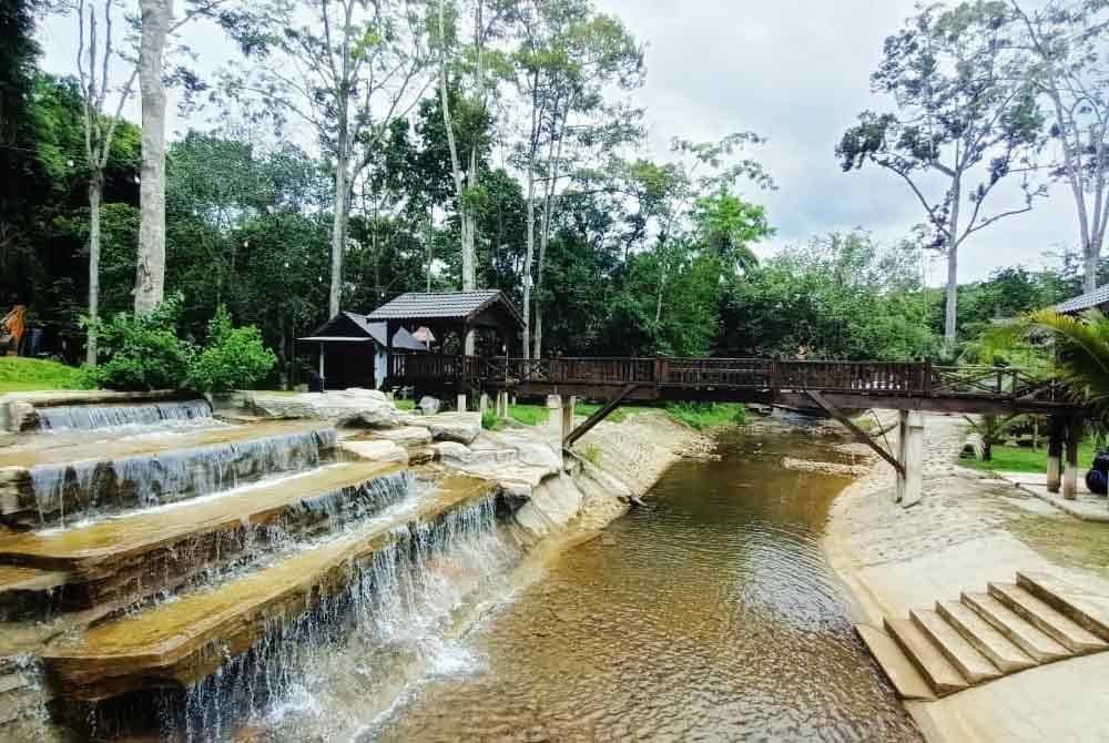 Air terjun buatan menjadi pelengkap kepada suasana damai di Bukit Wang Retreat Chalet & Campsite.