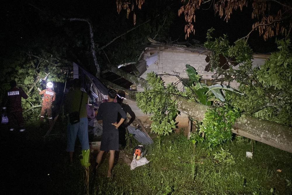 Anggota bomba melakukan kerja-kerja pembersihan di lokasi kejadian. Foto Bomba