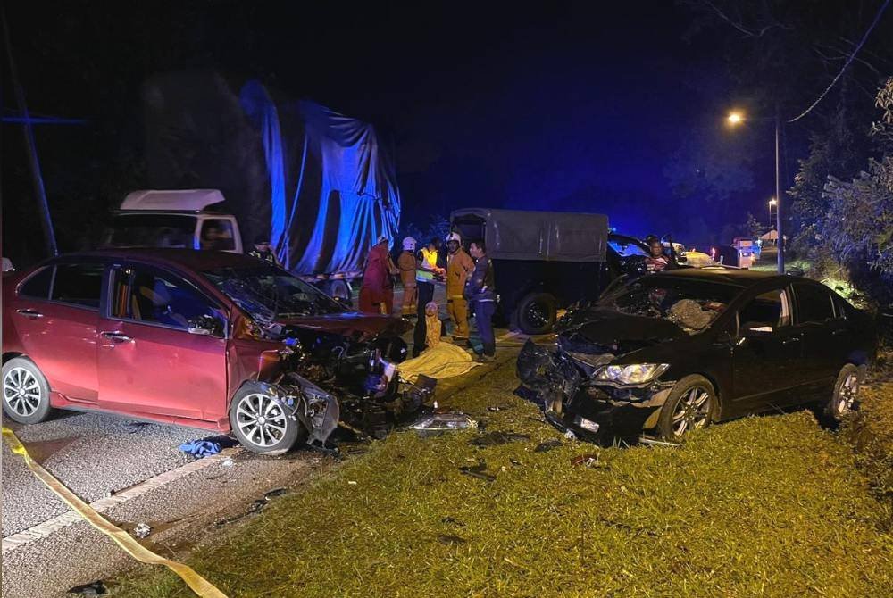 Keadaan Perodua Bezza dan Honda Civic yang terlibat kemalangan di Kilometer (KM) 45, Jalan Kuala Terengganu - Kota Bharu dekat Kampung Sungai Tong, Setiu awal pagi Selasa.