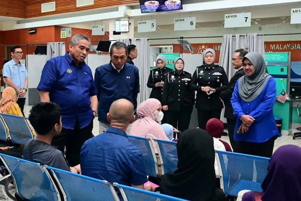 Shamsul Azri membuat lawatan mengejut ke JIM Kota Kinabalu dan bertemu dengan petugas jabatan tersebut sebelum bertolak balik ke Semenanjung.