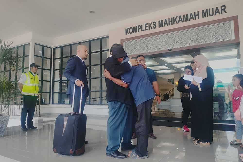 Bapa kepada &#039;Abang Bas&#039; memeluk erat peguam, Ahmad Zaharil selepas jaminan anaknya selesai dibayar di Kompleks Mahkamah pada Selasa.