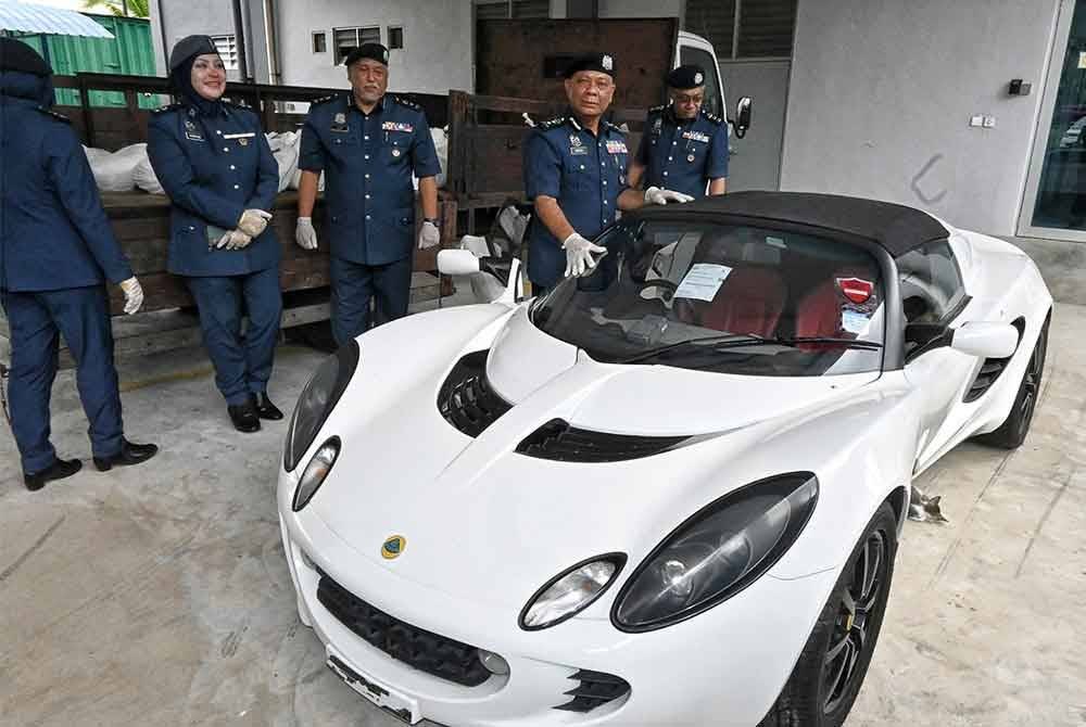 Nadzri menunjukkan kenderaan mewah Lotus yang diseludup dari negara jiran untuk dijual di negara ini.